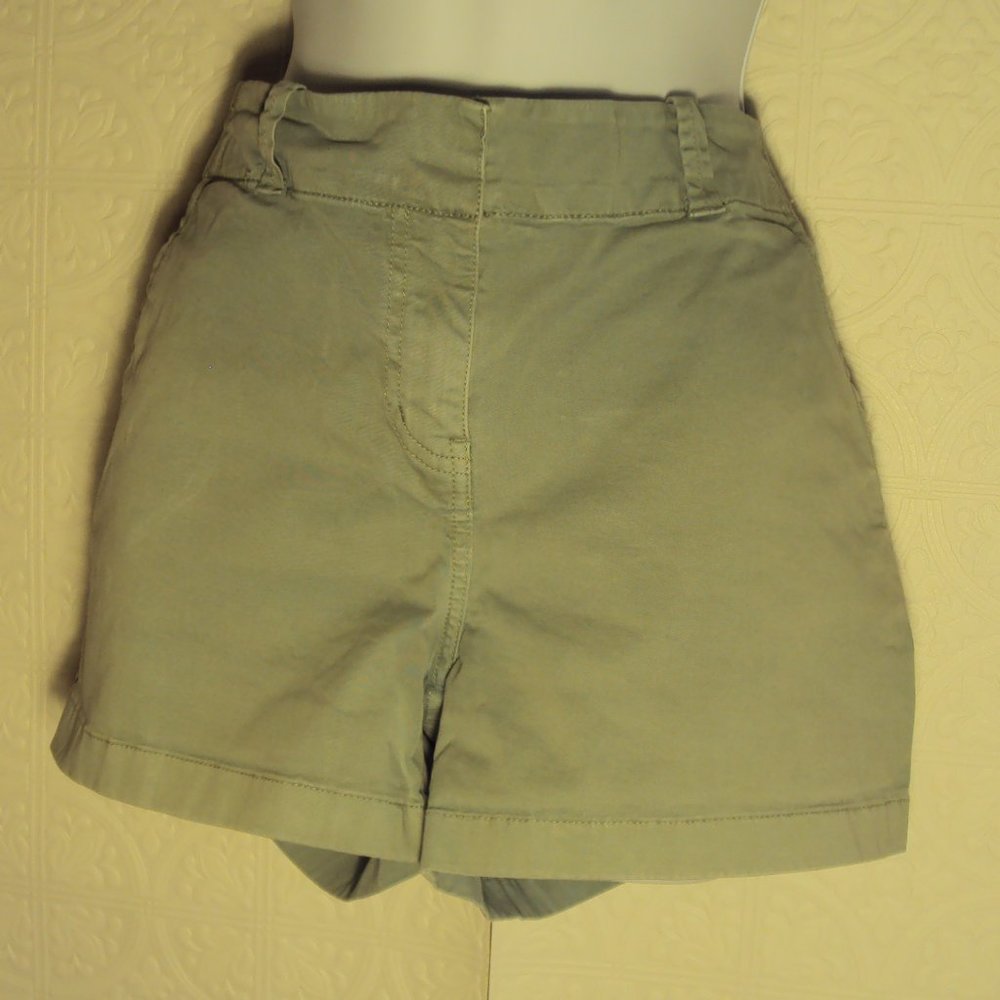 Vineyard Vines Women Shorts.